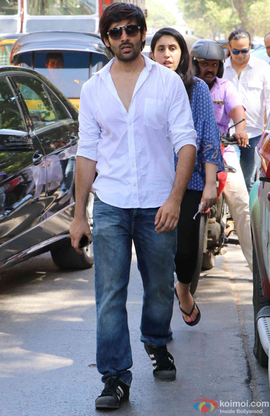 Kartik Aaryan during the Funeral of Trade Analyst Vikas Mohan