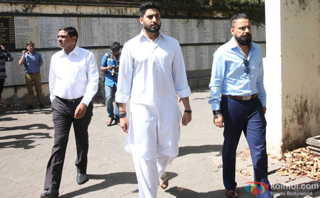 Abhishek Bachchan during the Funeral of Trade Analyst Vikas Mohan