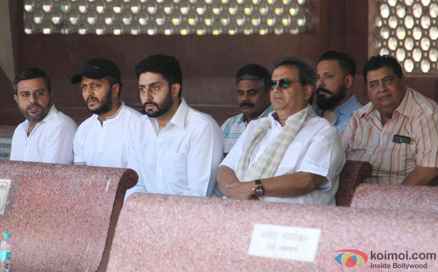 Riteish Deshmukh, Abhishek Bachchan and Subhash Ghai during the Funeral of Trade Analyst Vikas Mohan