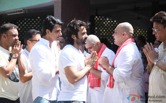 Sonu Sood and Jackky Bhagnani during the Funeral of Trade Analyst Vikas Mohan