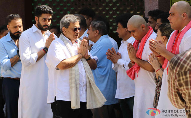 Abhishek Bachchan and Subhash Ghai during the Funeral of Trade Analyst Vikas Mohan