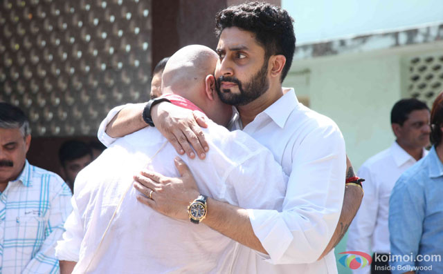 Abhishek Bachchan during the Funeral of Trade Analyst Vikas Mohan