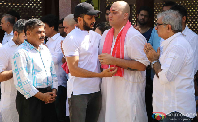 Riteish Deshmukh during the Funeral of Trade Analyst Vikas Mohan