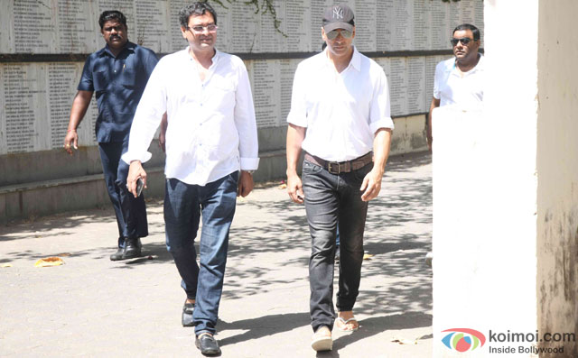 Akshay Kumar during the Funeral of Trade Analyst Vikas Mohan
