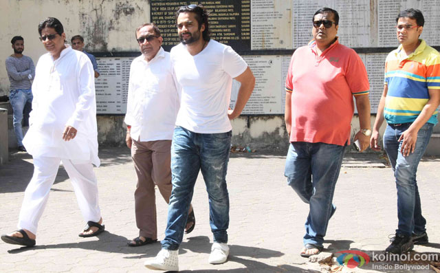 Vashu Bhagnani and Jackky Bhagnani during the Funeral of Trade Analyst Vikas Mohan