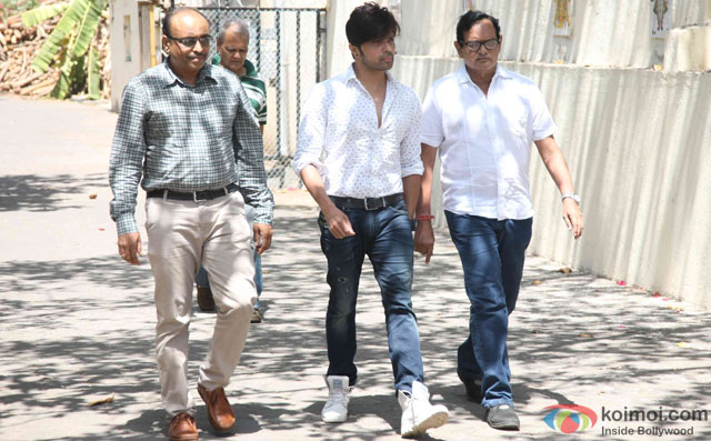 Himesh Reshammiya during the Funeral of Trade Analyst Vikas Mohan