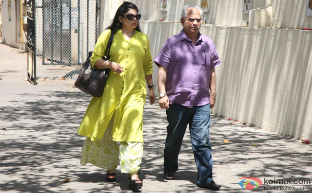 Kiran Juneja and Ramesh Sippy during the Funeral of Trade Analyst Vikas Mohan