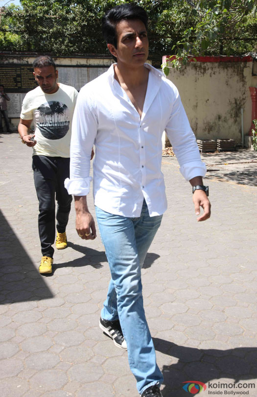 Sonu Sood during the Funeral of Trade Analyst Vikas Mohan