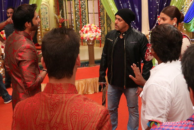  Salman Khan and Anushka Sharma on the sets of Udann