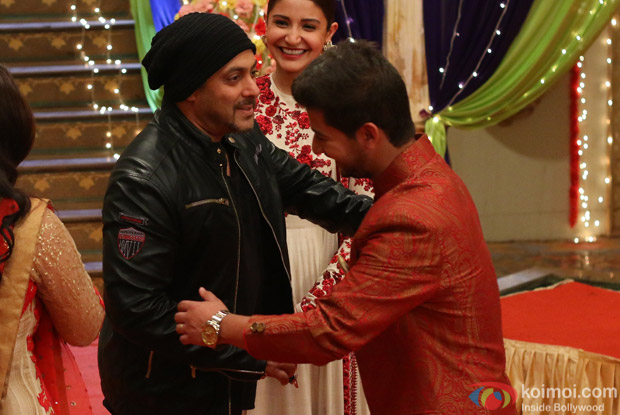  Salman Khan and Anushka Sharma on the sets of Udann
