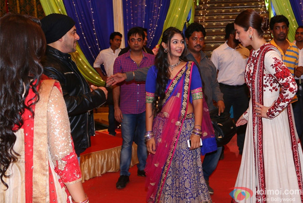  Salman Khan and Anushka Sharma on the sets of Udann