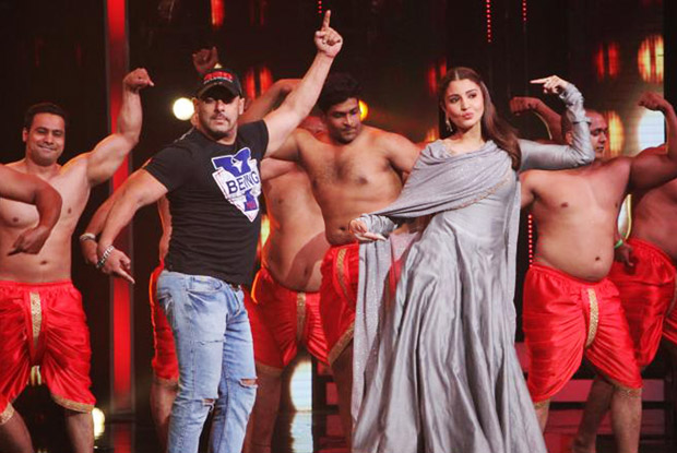 Salman Khan & Anushka Sharma During the Promote of Sultan on the sets of Sa Re Ga Ma Pa!