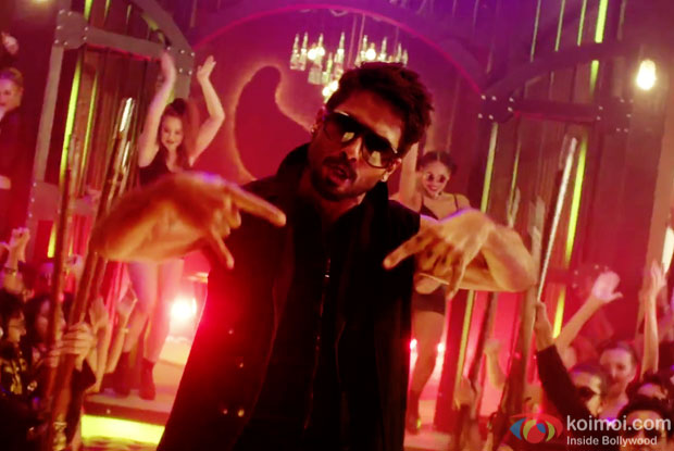 Shahid Kapoor in a Ud-daa Punjab song still from Udta Punjab