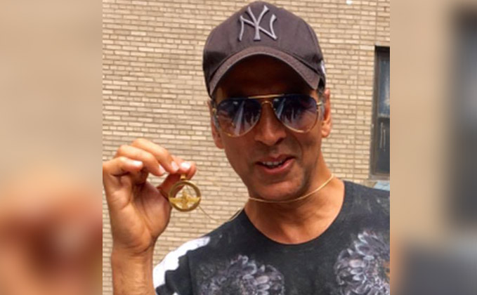 Akshay Kumar gets Faravahar from Zoroastrian community