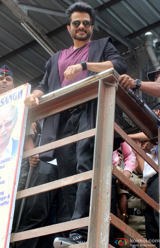 Anil Kapoor promotes his TV show 24 Season 2 at Mumbai Central station