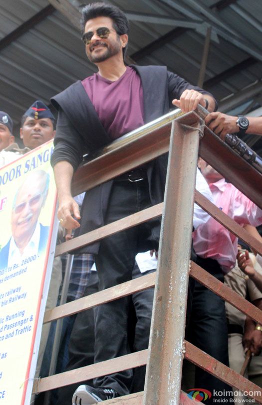 Anil Kapoor promotes his TV show 24 Season 2 at Mumbai Central station