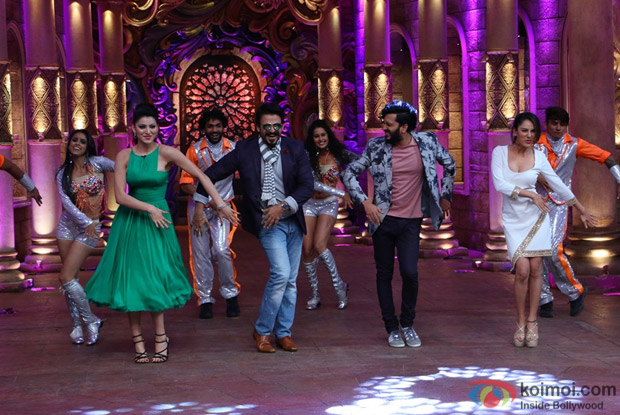 Ritesh Deshmukh, Vivek Oberoi, Urvashi Rautela, Puja Bose and Krishna on the sets of Comedy Nights Bachao