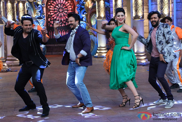 Ritesh Deshmukh, Vivek Oberoi, Urvashi Rautela, Bharti and Krishna on the sets of Comedy Nights Bachao