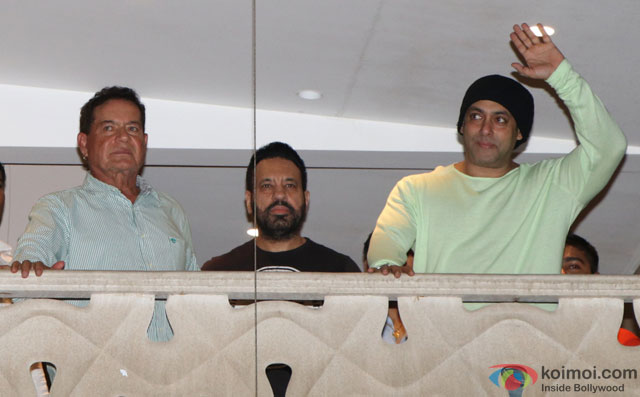 Salim Khan and Salman Khan Celebrating Eid Waves Out To Fans