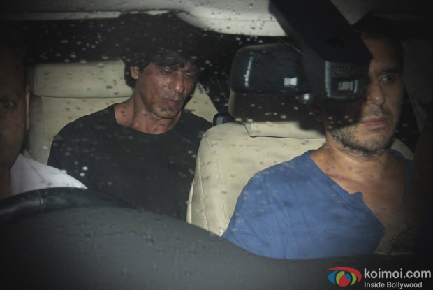 shahrukh Khan spotted at juhu 