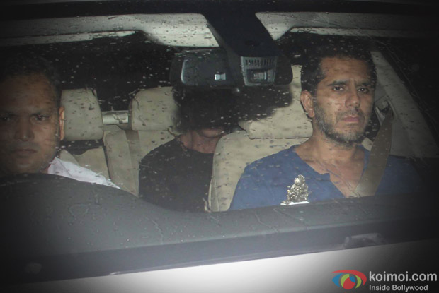 shahrukh Khan spotted at juhu 