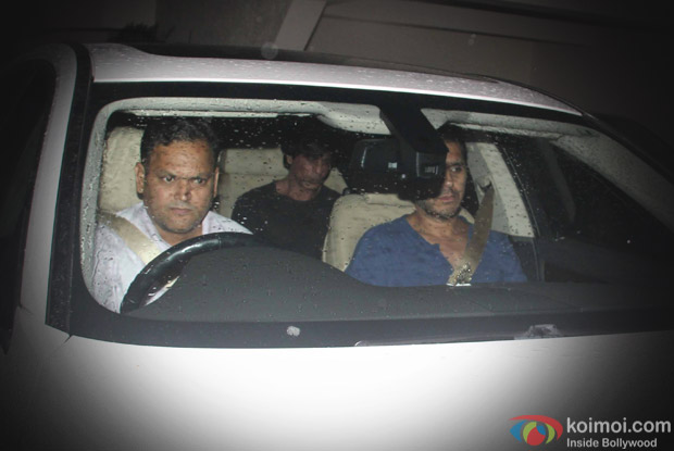 shahrukh Khan spotted at juhu 