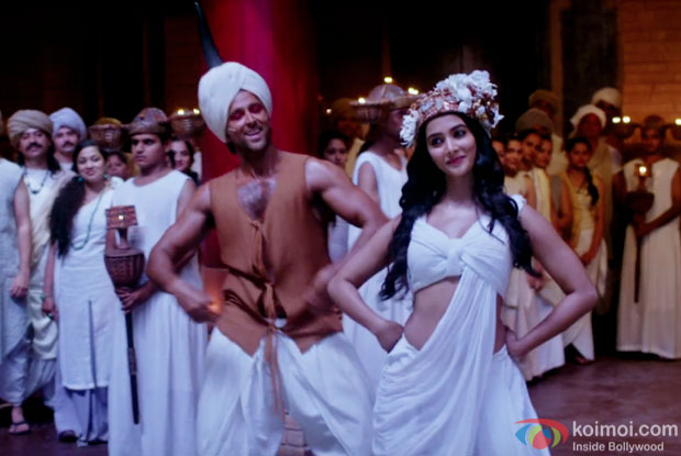  Hrithik Roshan and Pooja Hegde in a TU HAI song still from MOHENJO DARO
