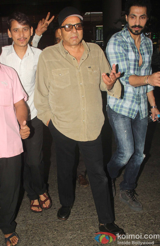 Dharmendra spotted at mumbai airport