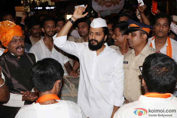 Riteish Deshmukh visits Siddhivinayak Temple