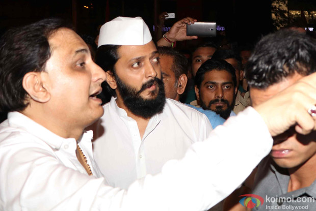 Riteish Deshmukh visits Siddhivinayak Temple