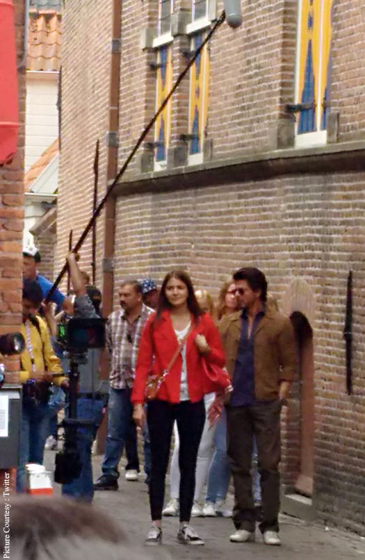 Anushka Sharma And Shah Rukh Khan On The Sets : The Ring