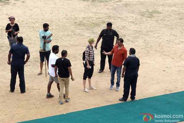 Spotted Akshay Kumar Playing Cricket On The Sets Of Jolly LLb 2