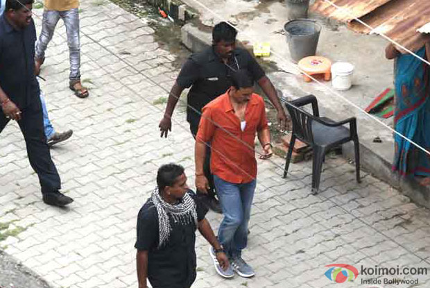 Spotted Akshay Kumar Playing Cricket On The Sets Of Jolly LLb 2
