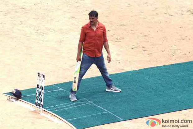 Spotted Akshay Kumar Playing Cricket On The Sets Of Jolly LLb 2