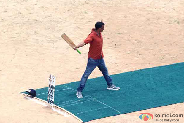 Spotted Akshay Kumar Playing Cricket On The Sets Of Jolly LLb 2