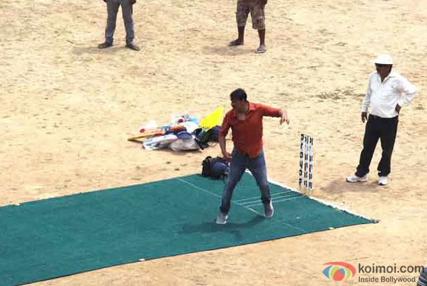 Spotted Akshay Kumar Playing Cricket On The Sets Of Jolly LLb 2