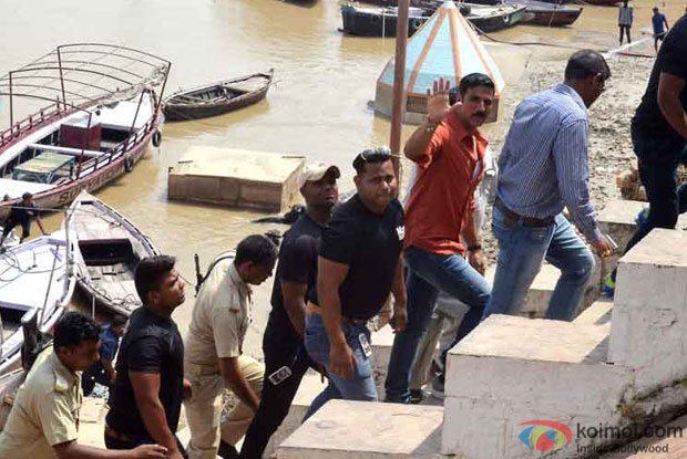 Spotted Akshay Kumar Playing Cricket On The Sets Of Jolly LLb 2
