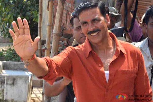 Spotted Akshay Kumar Playing Cricket On The Sets Of Jolly LLb 2