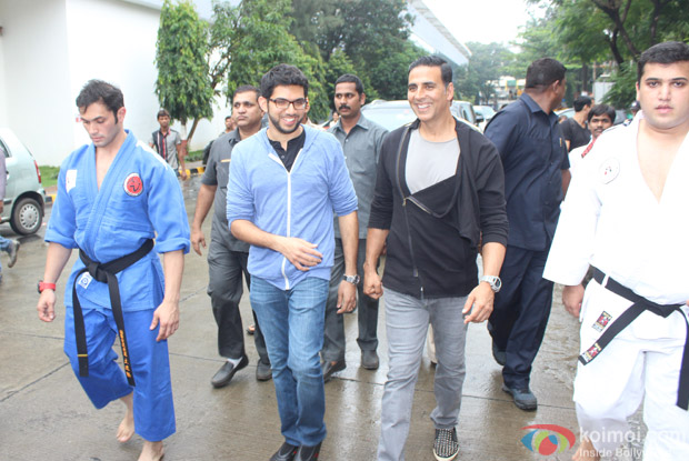 Akshay Kumar and Aditya Thackeray attend graduation ceremony of Women self defense center 