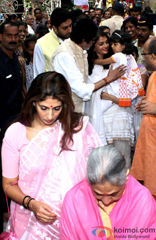 Amitabh Bachchan along with Jaya Bachchan, Abhishek Bachchan, Aishwarya Rai Bachchan, Aaradhya and Shweta Bachchan Nanda attended a Durga pooja