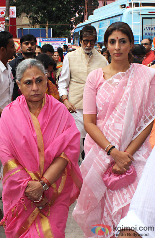 Amitabh Bachchan along with Jaya Bachchan and Shweta Bachchan Nanda attended a Durga pooja