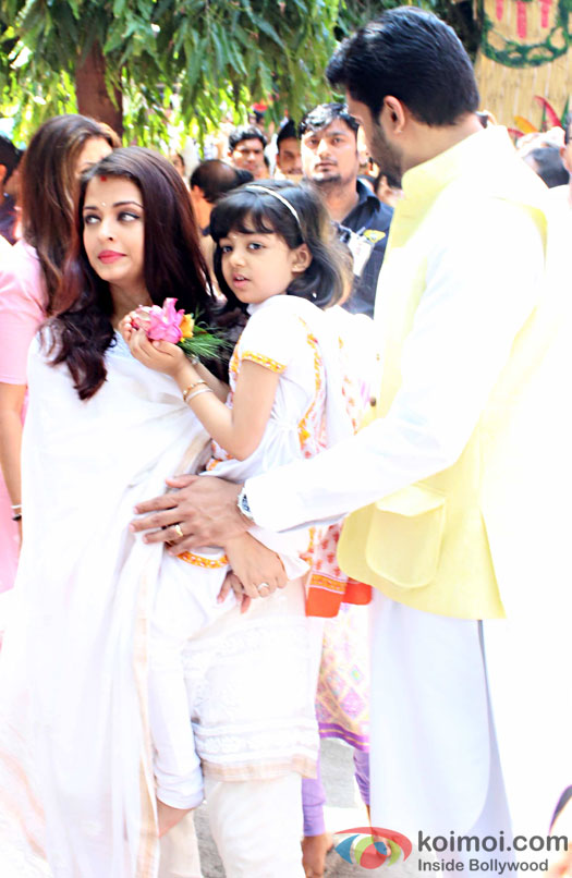 Shweta Bachchan Nanda , Aishwarya Rai Bachchan, Aaradhya and Abhishek Bachchan attended a Durga pooja
