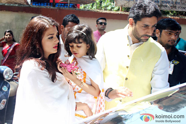 Aishwarya Rai Bachchan, Aaradhya and Abhishek Bachchan attended a Durga pooja