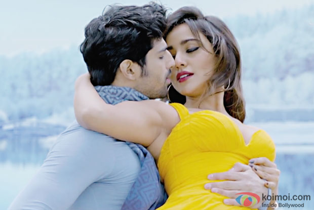 Aashim Gulati and Neha Sharma in a Dekh Lena song still from Tum Bin 2