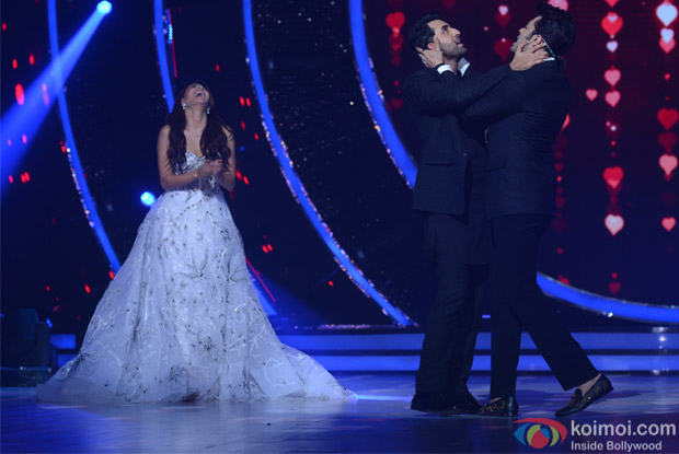 Jacqueline Fernandez, Manish Paul and Ranbir Kapoor on the sets of Jhalak Dikhhla Jaa