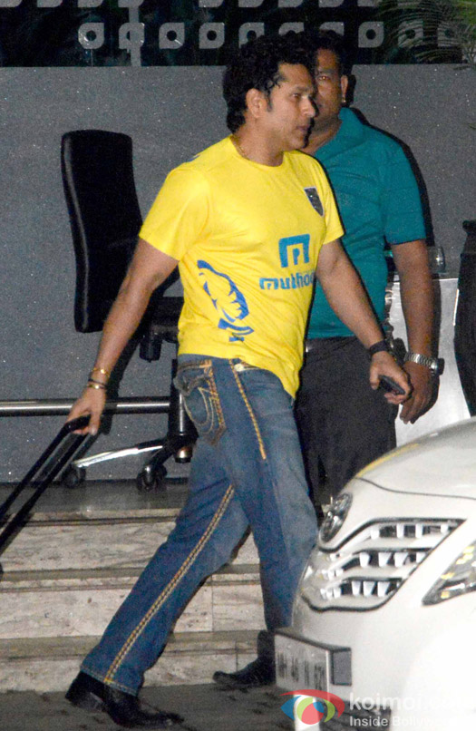 Sachin Tendulkar spotted at Airport