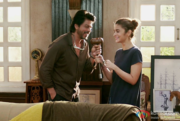 Dear Zindagi Teaser 3 | Alia Bhatt Is Sick Of Romantic Couples! 