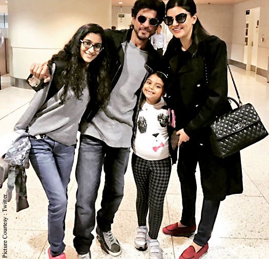 Photos: Shah Rukh Khan Clicks Pictures With Sushmita Sen And Her Daughters