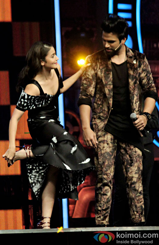 Ali Bhatt promoting Dear Zindgi on the sets of Super Dancers