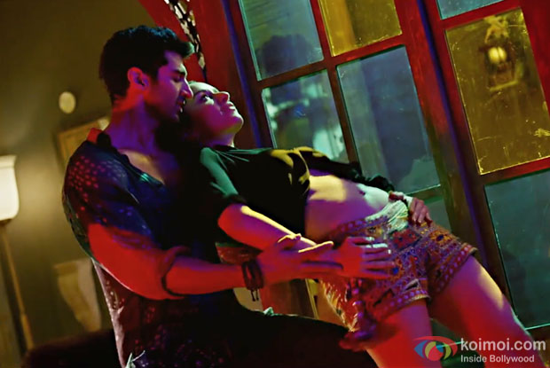 Humma Humma Song | Shraddha & Aditya Set Temperatures Soaring With Their Hot Moves